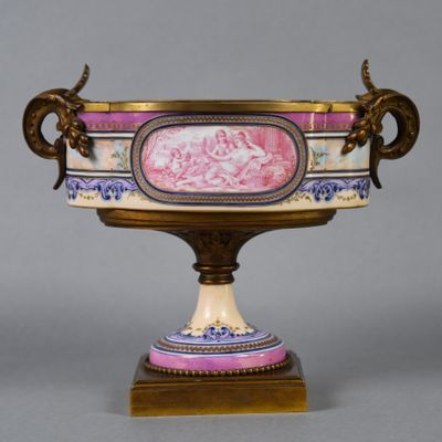 un grand vase orné d'un motif rose et blanc