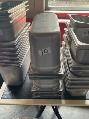 de nombreux plateaux de nourriture posés sur une table près d'une fenêtre