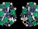 paire de boucles d'oreilles en émeraudes, saphirs et diamants, signées Van Cleef