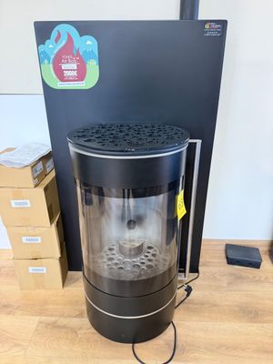 une photo d'une cafetière posée sur un parquet