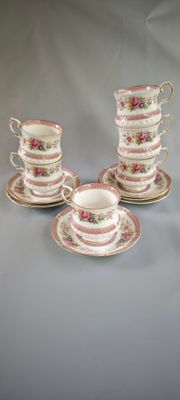 trois tasses à thé et leurs soucoupes sont posées sur une table