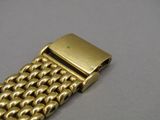 une image d'un gros plan d'un bracelet en or sur une table