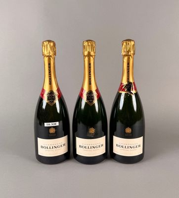 trois bouteilles de champagne posées les unes à côté des autres sur une table