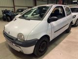 une petite voiture blanche garée dans un garage