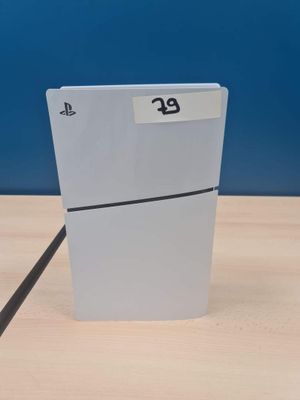 une boîte blanche portant un numéro, posée sur une table