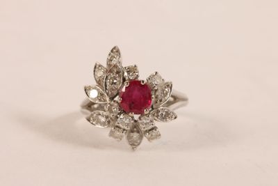 Bague en or gris 750 ‰ sertie d'un rubis de forme ronde dans… - Photo 1