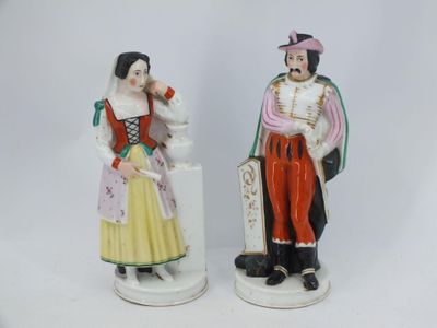 deux figurines d'un homme et d'une femme debout l'un à côté de l'autre