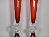 paire de vases en verre rouge à base transparente, sur fond blanc