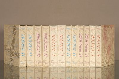 cinq livres alignés sur une table