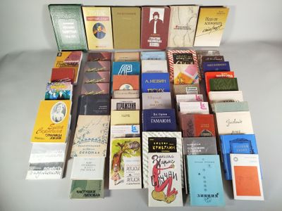 de nombreux types de cigarettes différents sur la table