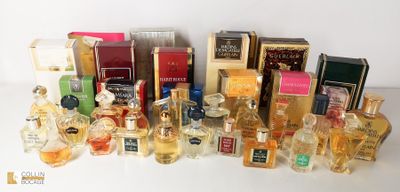 beaucoup de flacons de parfum posés sur une table