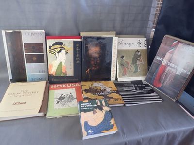 beaucoup de livres posés sur une table recouverte d'une nappe bleue
