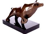 statue d'un taureau sur un socle noir