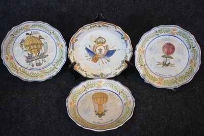 Nevers ? Quatre assiettes creuses en faïence peinte à bords …