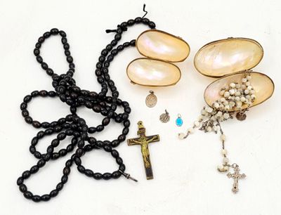 plusieurs perles et une croix posées sur une table