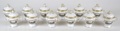un ensemble de vases en argent et en or posés sur une table blanche