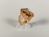 une image d'une bague en or avec une grande pierre de citrine