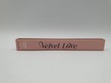 une boîte rose sur laquelle est inscrit « velvet love »