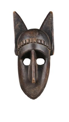 une image représentant un masque en bois orné d'une tête de chat