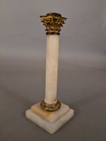 Bougeoir en albâtre (?) et métal doré de style corinthien, l… (photo 2)