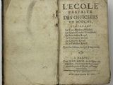 un vieux livre ouvert pour montrer le titre d'un poème