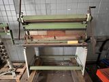 une machine placée au milieu d'une pièce