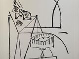 une image représentant un dessin en noir et blanc d'une table sur laquelle se trouve une lampe