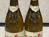 deux bouteilles de vin posées l'une à côté de l'autre sur un comptoir