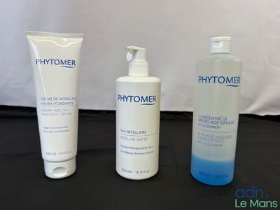 deux flacons de Phytomer et un tube de lotion posés sur une table