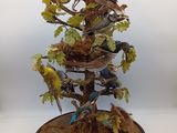 une sculpture représentant un arbre sur lequel sont perchés des oiseaux