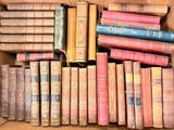 une boîte remplie de vieux livres posée sur une table
