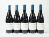 six bouteilles de vin sont alignées sur une surface blanche