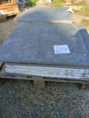 une pile de parpaings posée sur une palette