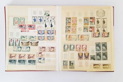 un livre ouvert, orné de timbres, posé sur une surface blanche