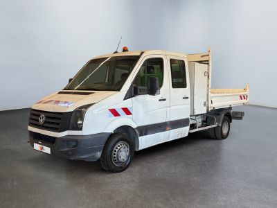 un camion blanc garé dans une pièce