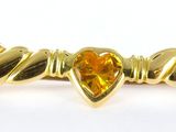 gros plan d'une bague en or sur fond blanc
