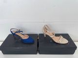 deux paires de chaussures bleues et blanches posées sur une boîte noire