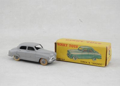 une petite voiture posée à côté d'une boîte de jouets