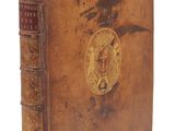 un vieux livre orné d'un médaillon doré sur la couverture