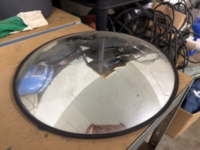 un miroir posé sur une table