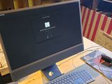 un bureau sur lequel se trouvent un ordinateur et un portable