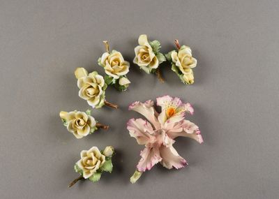 CAPODIMONTE Lot de sept fleurs de table en porcelaine, dont …