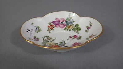 SAXE. Sous-tasse en porcelaine à décor de fleurs polychromes…