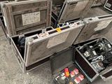 un grand nombre de cartons posés sur le sol
