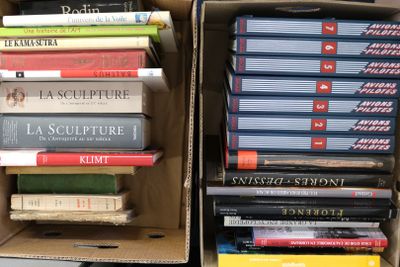 de nombreux livres empilés les uns sur les autres dans une boîte