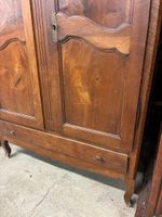 Petite armoire en bois fruitier mouluré ouvrant à deux porte… (photo 2)