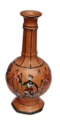 un vase marron orné d'un motif sur fond blanc