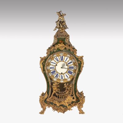 Important cartel en bois laqué vert à décor de fleurettes po…