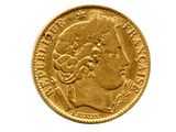 gros plan d'une pièce d'or sur fond blanc