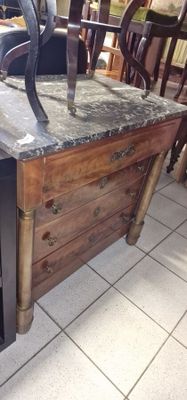 une table dont le plateau est en marbre